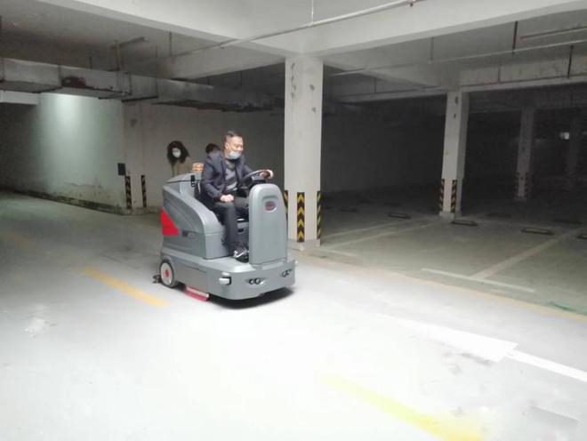 北碚小区物业保洁不用人力改用驾驶式洗地机了
